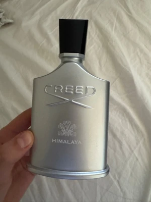 Creed Himalaya  - Creed Himalaya parfym 100ml utan box. Säljer den med svart kork då jag tappat bort den silvriga😄. Hör av dig vid intresse 😊