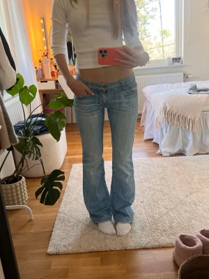 Low waist bootcut jeans - Supersnygga lågmidjade utsvängda jeans i mycket bra skick! Mått finns bland bilderna💕💕