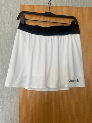Craft sport skirt med shorts till tennis/padel/löpning - Sportkjol från Craft med inbyggda shorts. Superbekväm med stretch och sitter bra i midjan. Aldrig använt då de var inte rätt storlek för mig.