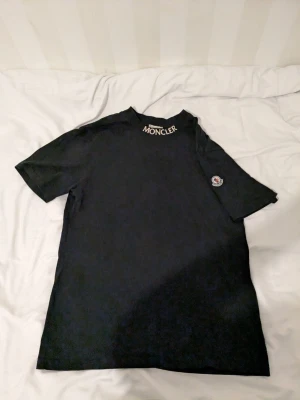 Svart Moncler t-shirt med logga - Svart t-shirt från Moncl3r kommer i bra skick