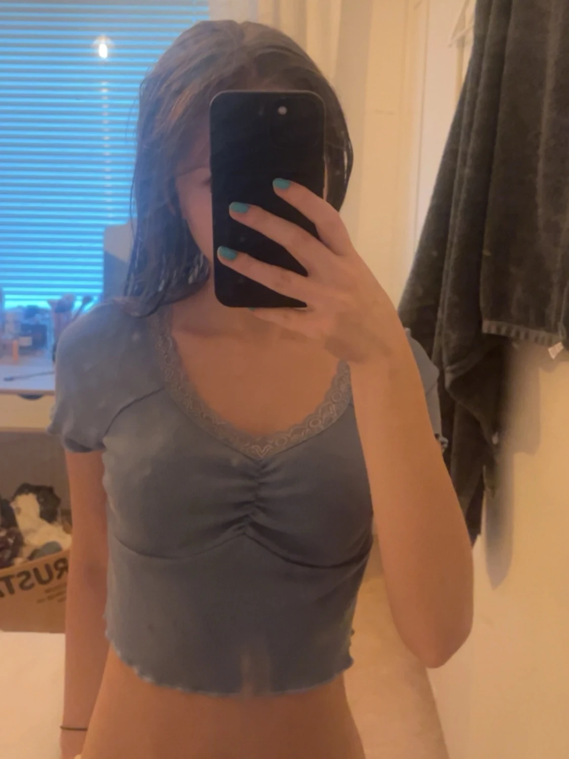 Blå croppad topp med spetskant