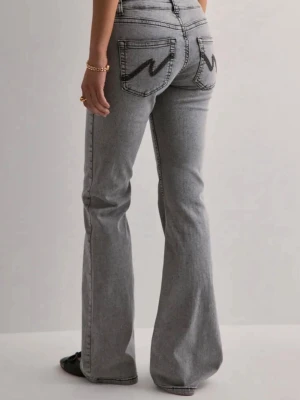 Grå bootcut jeans från Nelly - Gråa bootcut jean från Nelly i strl 32.      Använda få tal ggr.     Bara att skriva för bättre bilder.    Pris kan diskuteras vid snabb affär. 💗