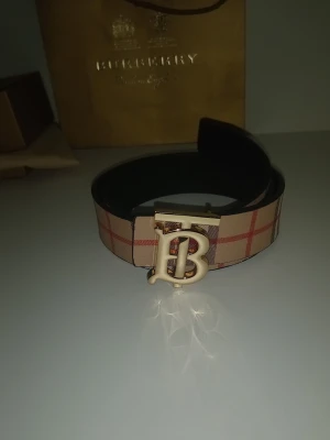 Burberry bälte  - En snygg Berburry bälte. Den är helt ny har aldrig använt den✅️passar alla outfit typ💯✅️