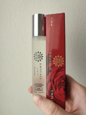 Amouage Lyric For Women - Amouage Lyric For Women Perfume. 33ml bottle. New! A great winter/fall fragrance. Felmärkt med edt på flaskan. Detta är en EDP.