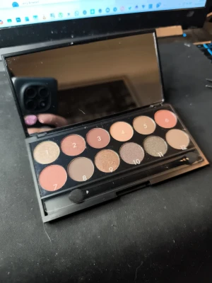 Sleek i-Divine palette ✨ pigmenterad nude/rose tones - Snygg ögonskuggspalett från Sleek MakeUP med 12 olika nyanser i bruna, beige, guldiga och koppriga toner. Paletten har både matta och skimriga skuggor, stor spegel och en applikator. Perfekt för att skapa olika looks med naturliga och varma färger.