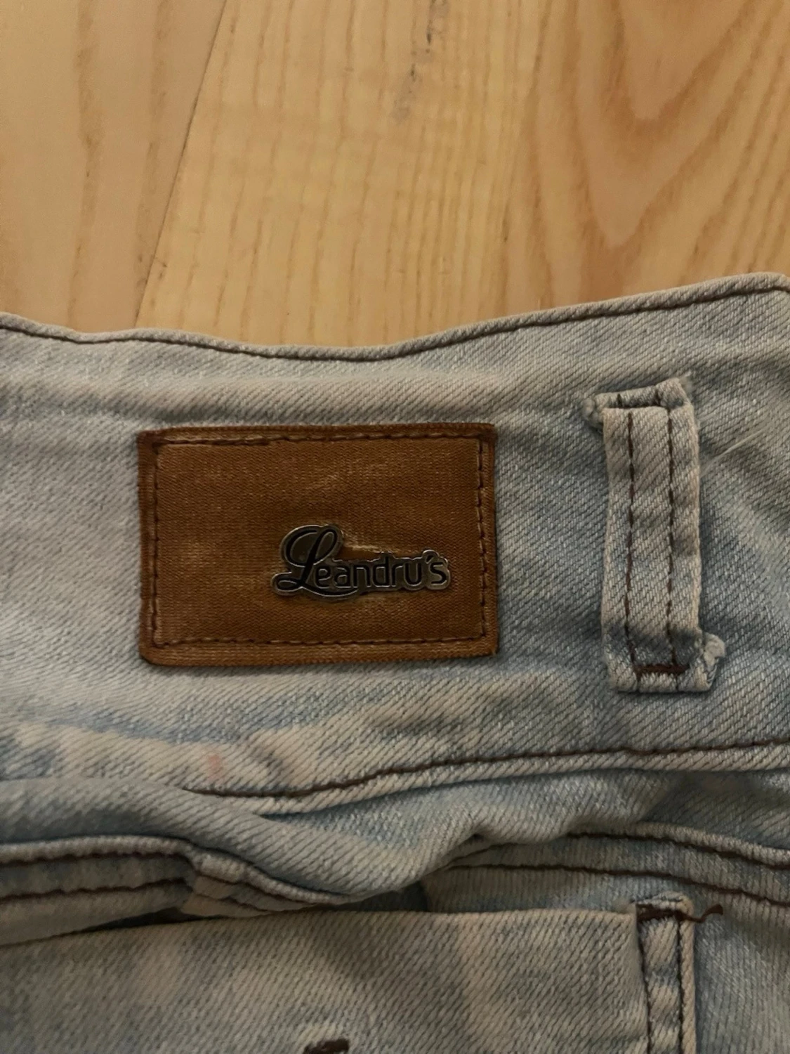 Ljusblå jeansshorts med spetsdetaljer - 2