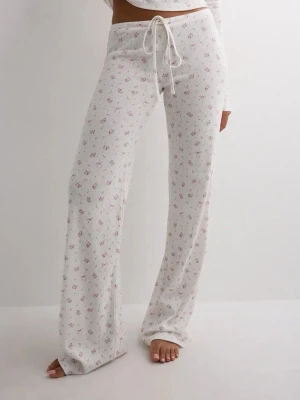 Pyjamasbyxor - Söta blommiga pyjamasbyxor i ett skönt och luftigt tyg. Endast använda ett fåtal gånger. Matchande tröja går att köpa. De är både stretchiga och långa, passar även xs🩷