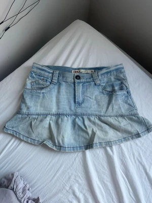 Jeanskjol med volang  - Jeanskjol med volang från Only i storlek S💗💗