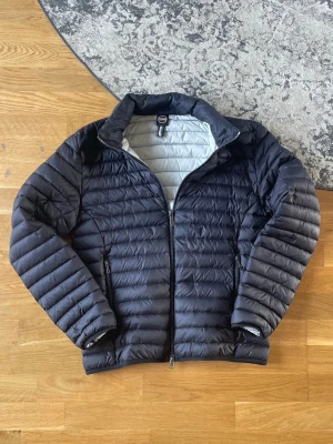 Colmar jacka - Colmar jacka i storlek M men passar som en S. Inga skavanker väldigt fint skick