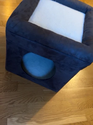 Katthus - - Hopfällbar - Den är knappt använd! 🫶🫶   Länk: https://www.zooplus.se/shop/katt/kattsangar_kattkorgar/kattkorgar_grottor/mjuka/646892?activeVariant=646892.0
