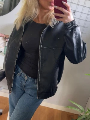Svart skinnjacka/bomberjacka - Snygg svart skinnjacka/bomberjacka från New Yorker om jag inte finns fel🖤Nypris 699, den är helt oanvänd :)