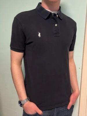 Ralph Lauren Piké Blå - M - custom slim fit  -  Säljer denna stilrena och snygga Ralph Lauren pikén i marinblå färg.  Pikén är i bra skick. Storlek M custom slim fit! Har du några frågor? Tveka inte att höra av dig. Allt gott från Deluxe garderoben ⭐️