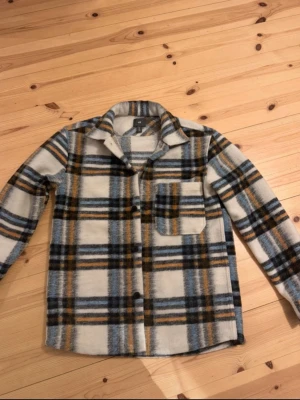 Rutigt overshirt från HM - Overshirt i mjukt material med rutigt mönster. Den är nästan helt oanvänd och storlek S.