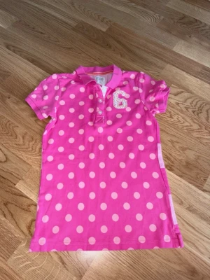 Pikétröja storlek 128 - Pikétröja från FIX (Lindex) i storlek 128.