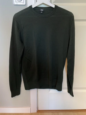 Grön tröja från Uniqlo - Säljer en mörkgrön tröja från Uniqlo. Tröjan är gjord av merinoull och är i storlek S. Hör av dig vid frågor 👍🏽 