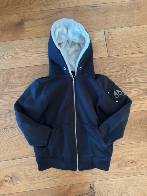 Moose knuckles bunny - Säljer den för den är för liten, snöret saknas, skriv vid minsta fundering. Priset kan diskuteras vid snabb affär