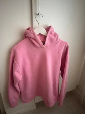 Rosa hoodie  - Säljer min rosa hoodie från Gina, Xs passar S 