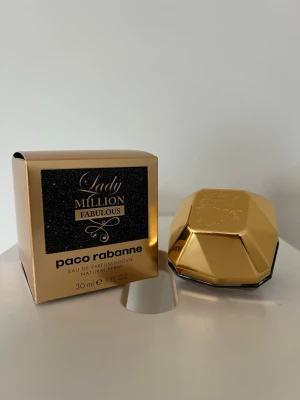 Paco Rabanne Lady million fabulous eau de parfum intense - Paco Rabanne Lady million fabulous eau de parfum intense. Endast provad ett fåtal gånger. Se bild för mängd. Nyligen köpt. 