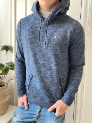 Hollister hoodie  - Hollister hoodie, Inga defekter! Modellen i bilderna är 180 cm 75 kg och bär Storlek S , Kom med frågor! 🌟 (Kan gå ned i pris vid köp av paket 😉) 