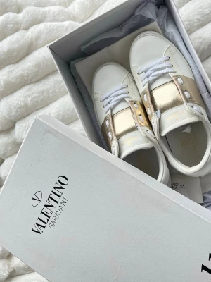 Valentino Garavani skor  - Säljer dessa super snygga Valentino Garavani sneakers i storlek 38 pga att de tyvärr aldrig kommit till användning! Fick dem i present för ett år sen och har endast gått i dom ett par gånger, mycket sparsamt. Perfekta skor inför vår och sommar, så sköna skor när man har gått in dom! Det finns inget kvitto då jag fick dom i present, men skokartong och tygpåse finns. Det är bara att skriva om du vill ha fler bilder eller undrar något, pris kan diskuteras ☺️ (nypris 6500kr) 