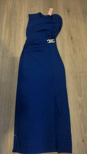 Klänning - Klänning köpt utomlands osäker om storlek antar det är en One size men skulle sagt mer dom en xs-m💗