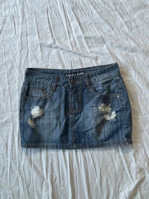 Jeanskjol - Cool jeanskjol! Bra skick, mått: midjemått rakt över 36,5 längd 31