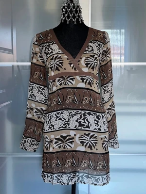 Mönstrad brun blus - Vintage blus med knytband.