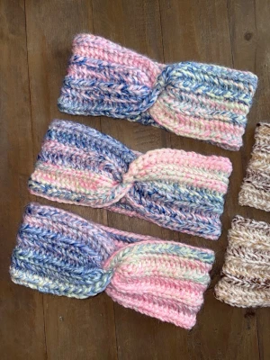 Virkat regnbåge pannband  - Fint virkat pannband i lite regnbågsfärger 🌈 Passar vuxen!