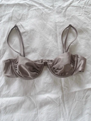 Bikiniöverdel - Bikini överdel, satin material. Banden går att justera, oanvänd. Storlek xs💗