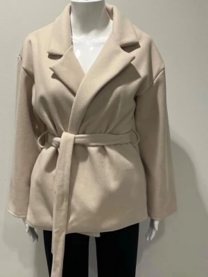 Beige kappa Missay Onesize - Kappa från Missay💕Ska nu sälja denna då den inte kommer till användning nå mer🥹 Råkade riva ut belteögglan då jag drog i den! Jackan är onesize fast jag är en storlek S och tycker att den passar perfekt💕 Pris kan diskuteras! Bud gärna!