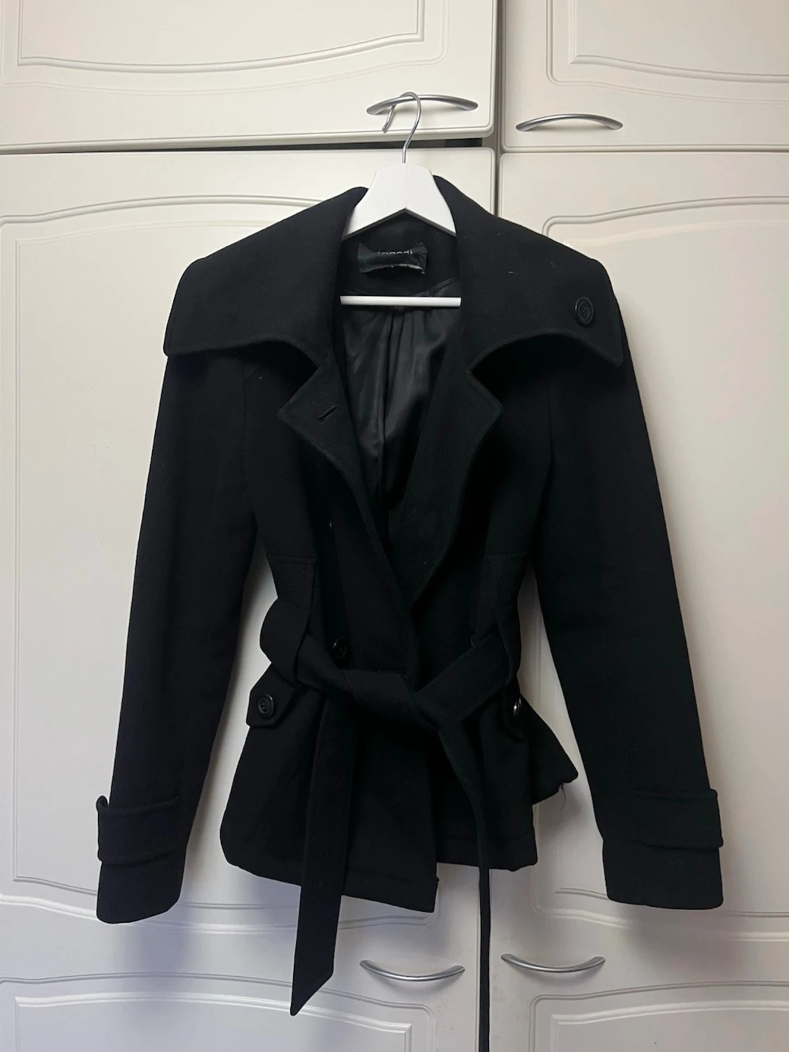 Svart trenchcoat med bälte