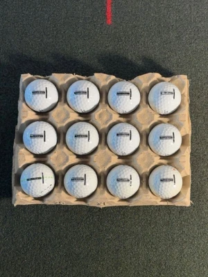 12 titleist tour soft  - Säljer ett set med 12 vita titleist tour soft golfbollar som ligger i en äggkartong-liknande förpackning. Bollarna har svart markering och text, och är tillverkade i slitstarkt material. Perfekt för dig som vill fylla på golfbagen inför säsongen.