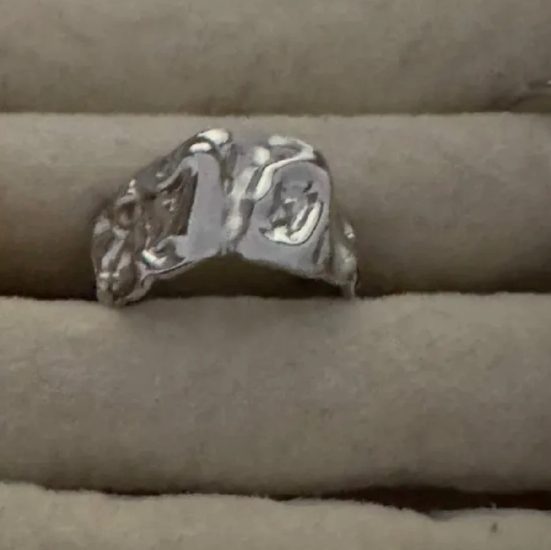 Chunky silvrig ring med siffra 10