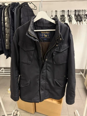 Woolrich Fieldjacket  - Rensar just nu, steal  Storlek L - Jag är 182 väger 77kg Fint skick