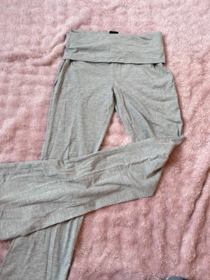 Gråa yoga pants - Säljer mina gråa yoga pants från Gina 