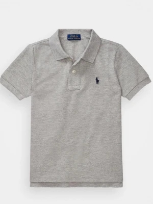 Grå pikétröja från Polo Ralph Lauren - Klassisk grå pikétröja från Polo Ralph Lauren med korta ärmar och krage. Tröjan har två knappar framtill och den ikoniska broderade loggan på bröstet. Tillverkad i mjuk bomull och har en snygg, normal passform.