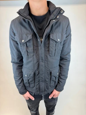 Woolrich Fieldjacka  - Hej! Säljer nu denna väldigt snygga och eftertraktade Woolrich Fieldjacka!  Jackan är slutsåld överallt och går inte att få tag på… jackan är perfekt nu till våren  Storlek= M Ny pris: 6000 kr Säljs för: 1199 kr