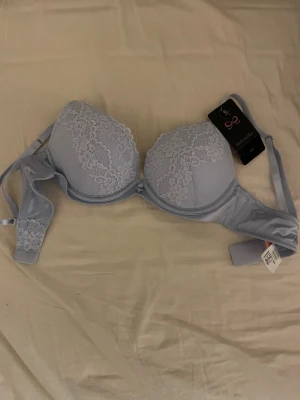 Hunkemöller ljusblå push-up bh med spets - Snygg ljusblå push up bh från hunkemöller med vadderade kupor och vacker spetsdetalj framtill. Bh:n har justerbara axelband och hakknäppning bak. Modellen heter Laila PP Push och färgen är Halogen blue. Köpt för 499kr