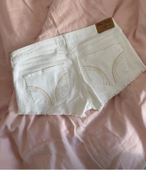 Vita jeansshorts från Hollister - Snygga vita jeansshorts från Hollister! W 29, passar typ storlek S.  I mycket fint skick. Ligger uppe på mitt andra konto (verahedvig) kommer inte in där för tillfället så det är exakt samma annons. Priset går att diskutera, hör av er om ni undrar nåt 🩷