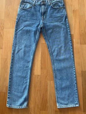 Nudie Gritty Jackson - Säljer ett par Nudie jeans i modellen Gritty Jackson då dem inte passar mig längre. Färg: Blue Zizzou. Storlek: W32, L32. Jeansen är i bra skick men med lite slitage längst ner på byxbenen.
