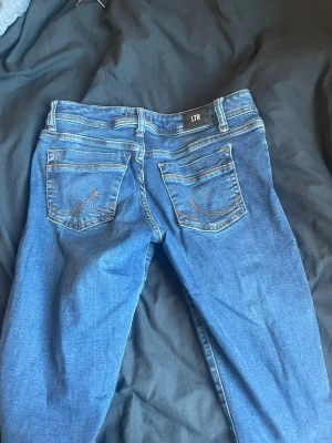 Blå jeans från LTB med raka ben - Säljer ett par klassiska blå jeans från LTB med raka ben och fem fickor. Jeansen har snygga kontrastsömmar och normal midja. Materialet är mjukt denim med lite stretch för extra komfort. Perfekta till en avslappnad stil. Kontakta gärna ❤️