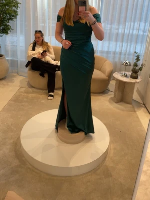 Intressekoll på min balklänning - Intressekoll på denna balklänning från dressroom, inte säker på om jag vill sälja än men den är lite för liten💕 storlek 8