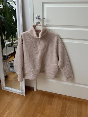  Teddyjacka från Carin Wester - Mysig teddyjacka i strl XS från Carin Wester. Jackan har hög krage med halv dragkedja framtill. Enkel och stilren design som passar till många outfits.
