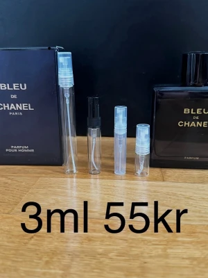Blue de Chanel parfum 3ml - Bleu de Chanel Parfum ✨ En mörk, elegant och lyxig doft. Luktar dyrt, clean och självsäkert.  En av de mest respekterade dofterna.  🍂❄️ Passar bäst: funkar året runt  ✨ För dig som vill ha en riktig signaturdoft.  🔥 Rekommenderar bundle – 15+ andra exklusiva parfymer finns.  Priser: 2ml – 39kr 3ml – 55kr 5ml – 69kr 10ml – 129kr  💎 1 ml ≈ ca 20st sprays
