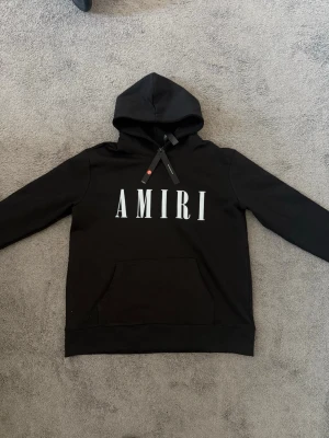 AMIRI hoodie - Amiri hoodie svart, Storlek S men passar oxå på Medium. condition 10/10 nyskick. Detalj på bak i ryggen med en metall platta där de står amiri