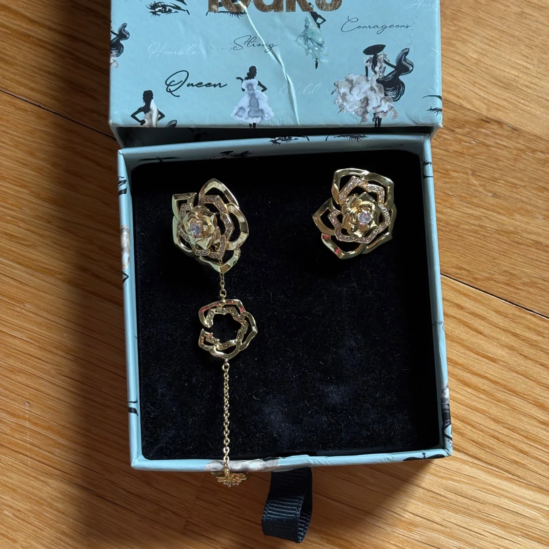 Guldiga rosformade örhängen från IOAKU - 1