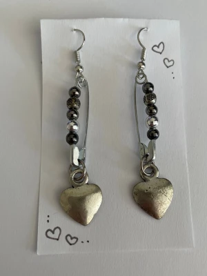 Örhängen 🧷 - Silverfärgade rhängen med pärlor och berlock, gjorda av mig💕