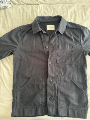 These glory days overshirt - Säljer en schysst overshirt perfekt till våren. Skjortan e lite skrynklig men fixad lätt. Hör av er vid frågor
