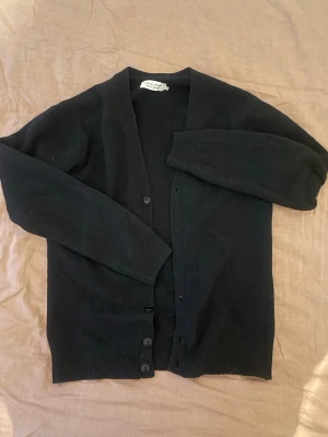 Casual Friday cardigan - Fet svart cardigan storlek S från casual friday. Den är i väldigt bra skick bara använd enstaka gånger. Nypris ca 1000kr