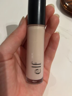 e.l.f. ljus concealer i tub - En ljus faire beige concealer från e.l.f. Har bara prövat 